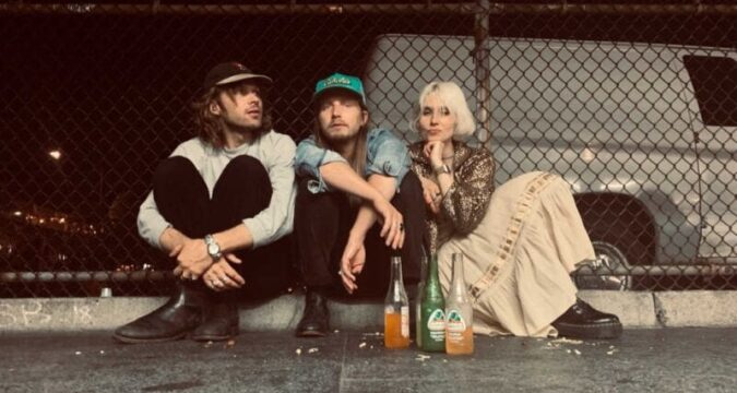 Swedish dream-pop trio ViVii unveil spellbinding new single ‘Rendevouz’ today