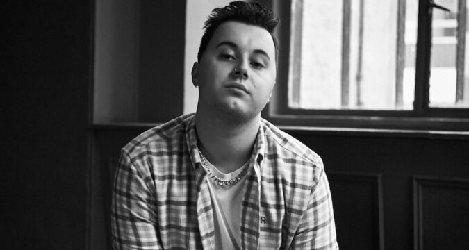 NEW SINGLE : Flynn Marks offers up an intimate live performance of his latest single ‘Waiting For Us’, out now