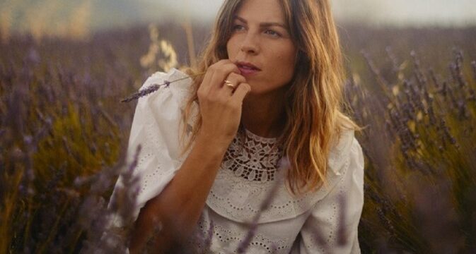 NEW SINGLE : Melody’s Echo Chamber releases new single and video “Alma”