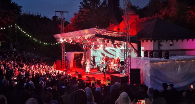 CONCERT REVIEW : Spellbinding Performance: Siouxsie Transforms Kelvingrove Bandstand into a Musical Wonderland on 25th July 2023!