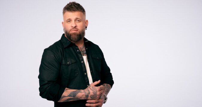 NEW SINGLE : Brantley Gilbert Heats Up Country Radio with ‘GOOD DAMN’ – (Out Now)